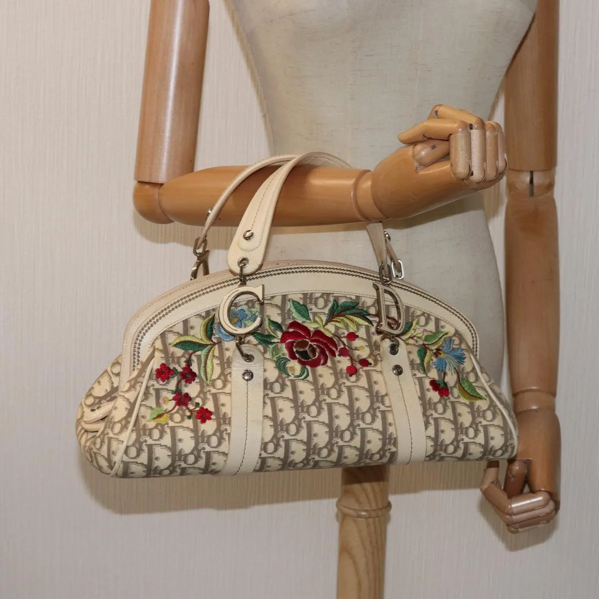 CHRISTIAN DIOR Trotter Canvas Flower Embroidery Hand Bag Beige Auth ep4471